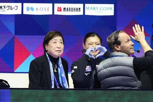 女子SPの演技を終え、キスアンドクライでハートマークを作る坂本花織(撮影･PNP)