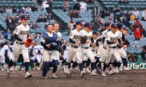 26年3月24日　滋賀学園対八戸学院光星　滋賀学園に勝利した八戸学院光星エース北口(左)らナインは応援団席に笑顔で駆けだす(撮影･上田博志)