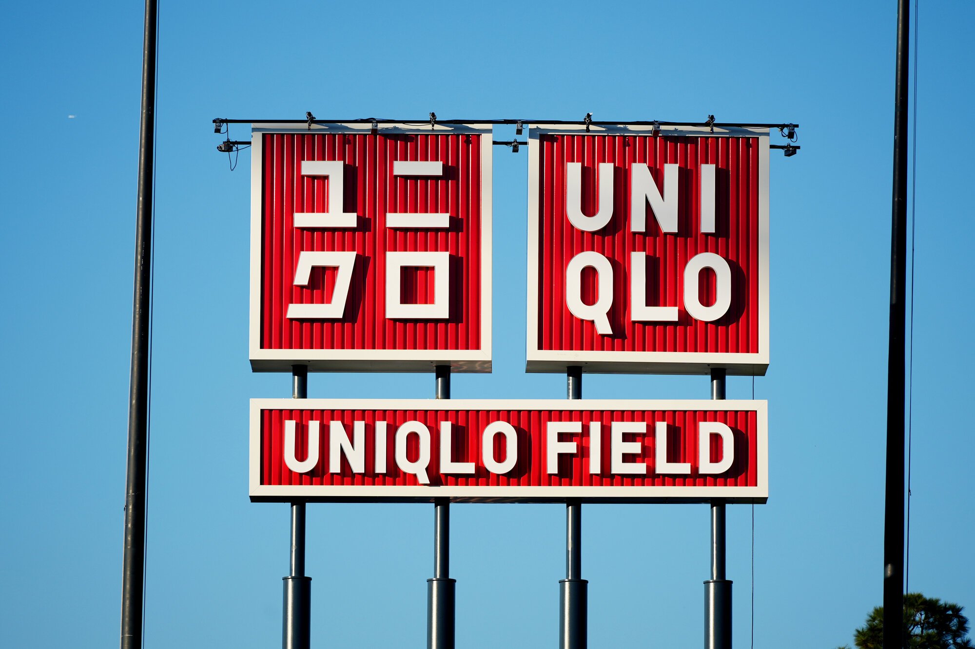 ドジャースタジアムでお披露目された｢ユニクロフィールド｣の看板=2026年3月25日、米ロサンゼルス、金居達朗撮影