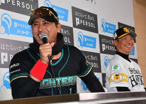 和やかな雰囲気で開幕前日会見を行った日本ハム新庄監督(左)とソフトバンク小久保監督(撮影･岩下翔太)