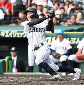 英明対東北　8回表裏東北1死　松本叶大は左越え本塁打を放つ(撮影･石井愛子)