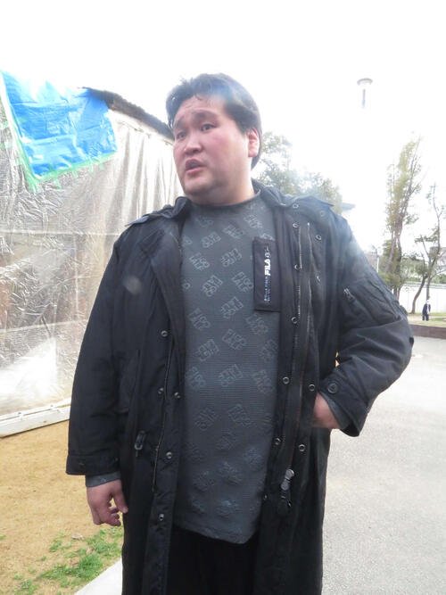 自らの暴力行為について報道陣に説明する伊勢ケ浜親方(26年2月撮影)