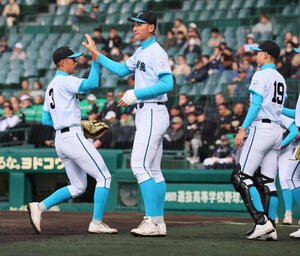 大垣日大対山梨学院　負傷した左手にギプスをしてナインを鼓舞する山梨学院･菰田(撮影･宮崎幸一)