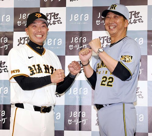 会見でガッツポーズする巨人阿部監督(左)と阪神藤川監督(撮影･浅見桂子)