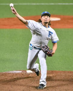 マウンドで投球練習を行う日本ハム伊藤(撮影･岩下翔太)