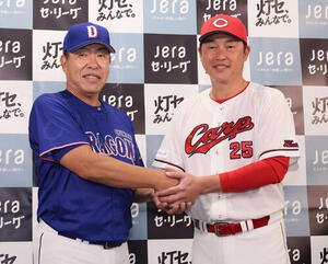 開幕前日会見で、握手する中日井上監督(左)と広島新井監督(撮影･加藤孝規)