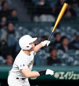 九州国際大付対専大松戸　8回裏専大松戸1死二、三塁、吉田は左越え3点本塁打を放つ(撮影･加藤哉)