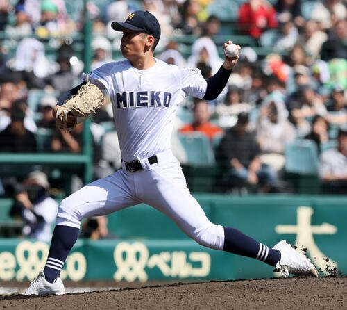 大阪桐蔭対三重　大阪桐蔭戦に先発する三重･吉井(撮影･加藤哉)