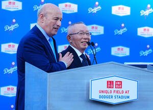 会見で笑顔を見せるユニクロ柳井代表取締役会長(右)とドジャースのカステン球団社長(撮影･垰建太)
