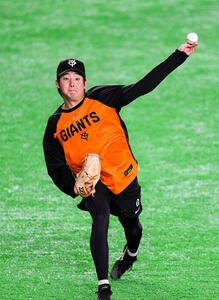キャッチボールをする巨人竹丸(撮影･増田悦実)