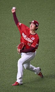 外野でキャッチボールする楽天荘司(撮影･和賀正仁)