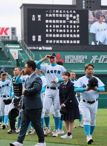 大垣日大対山梨学院　負傷した左手にギプスをしてあいさつする山梨学院･菰田(撮影･宮崎幸一)