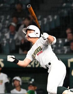 九州国際大対専大松戸　8回裏専大松戸1死二、三塁　吉田颯人は左越え3点本塁打を放つ(撮影･石井愛子)