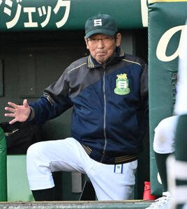 九州国際大対専大松戸　ナインに声をかける専大松戸の持丸監督(撮影･石井愛子)