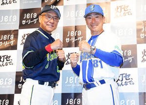 前日会見でポーズをとるヤクルト池山監督(左)とDeNA相川監督(撮影･鈴木みどり)