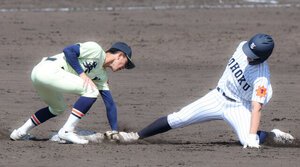 英明―東北　四回裏東北2死二塁、投手からの牽制球で二塁走者佐藤は戻れずタッチアウト。遊撃手池田