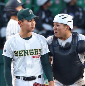 九州国際大付―専大松戸　七回表九州国際大付2死二、三塁、マウンドで言葉を交わす投手門倉(左)と捕手吉岡