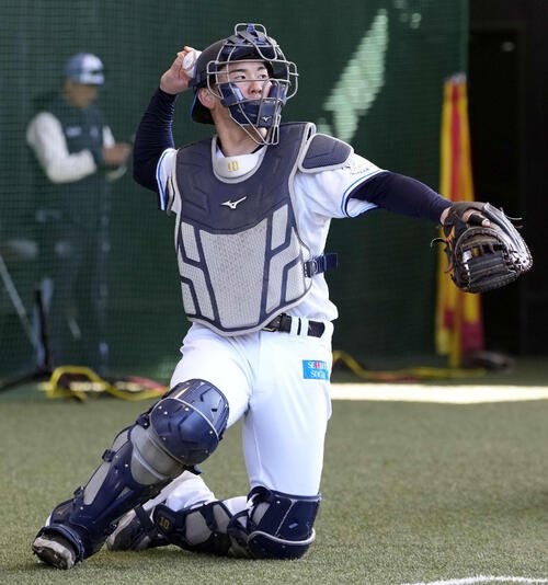 2月1日、春季キャンプで球を受ける西武ドラフト1位の小島