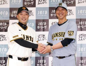 会見で笑顔で握手する巨人阿部監督(左)と阪神藤川監督(撮影･浅見桂子)