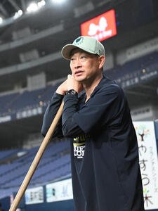 トンボに寄りかかり練習を見るオリックス岸田監督(撮影･和賀正仁)