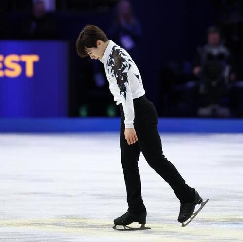 男子SPを終えてうつむく鍵山(撮影･PNP)