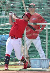 打撃練習をする広島平川。後ろは新井貴浩監督(撮影･加藤孝規)