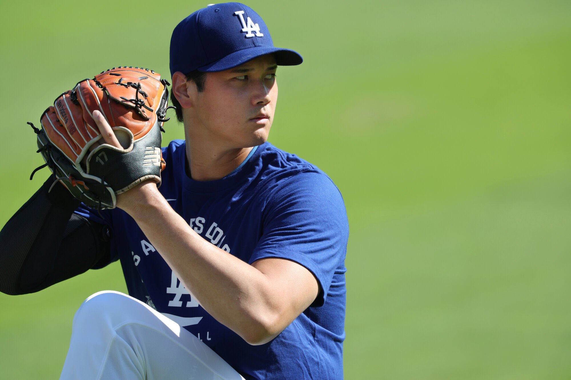 試合前、練習するドジャースの大谷翔平=金居達朗撮影