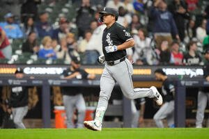 9回、初本塁打を放ったホワイトソックス村上(AP)