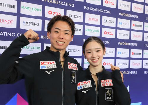 世界選手権ペア･フリー後に笑顔を見せる長岡柚奈、森口澄士組(撮影･藤塚大輔)