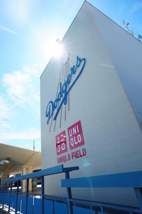 ドジャース対ダイヤモンドバックス　ユニクロの看板が入ったドジャースタジアム(撮影･垰建太)