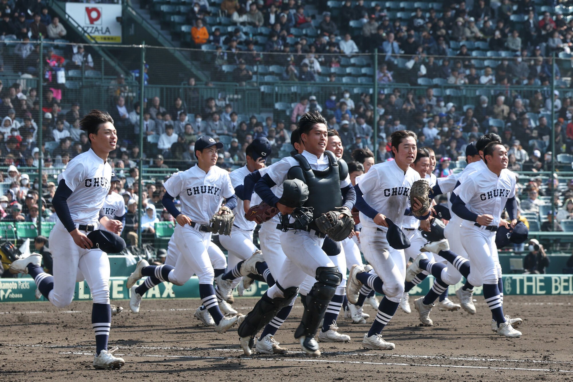 中京大中京―八戸学院光星　スタンドの応援団のもとへ駆け出す中京大中京の選手たち=米田怜央撮影