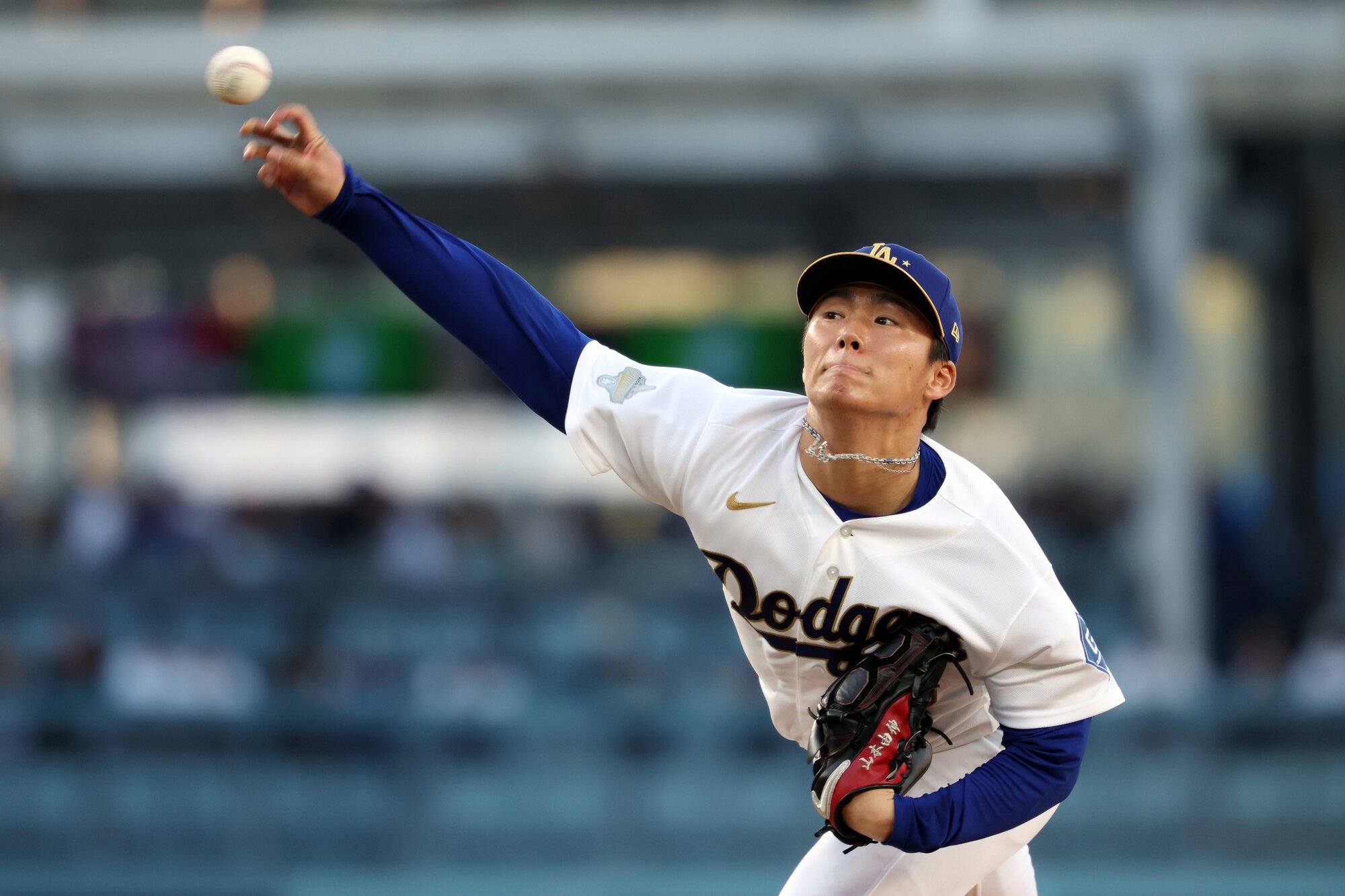 開幕戦に先発し、力投するドジャースの山本由伸＝金居達朗撮影