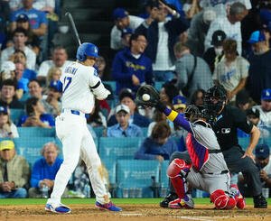 ドジャース対ダイヤモンドバックス　7回裏ドジャース無死、死球を受ける大谷(撮影･垰建太)