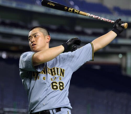 ティー打撃する阪神中川(撮影･浅見桂子)