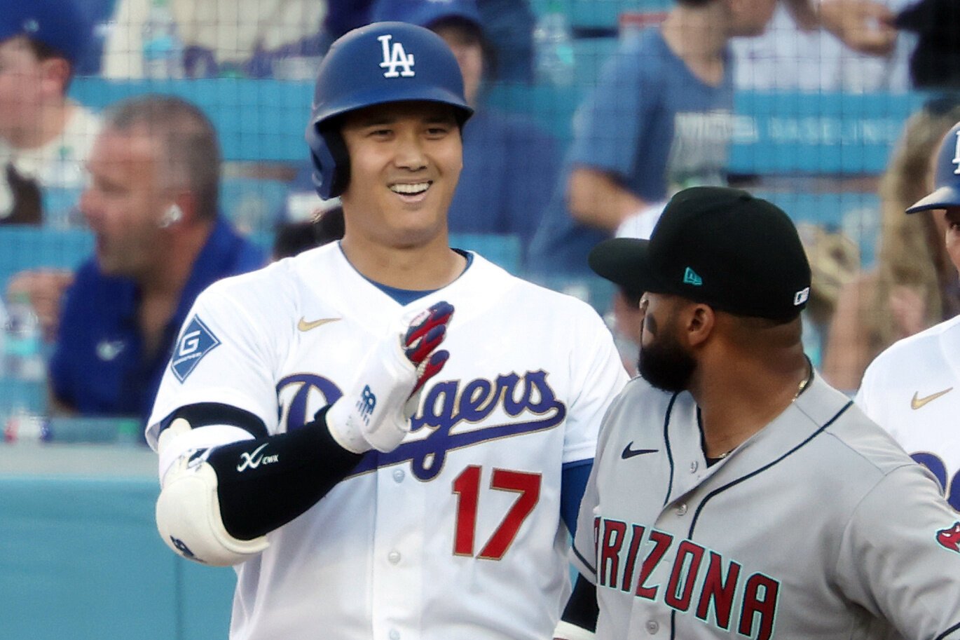一回裏、今季初安打を放ち、塁上で笑顔を見せるドジャースの大谷翔平＝金居達朗撮影