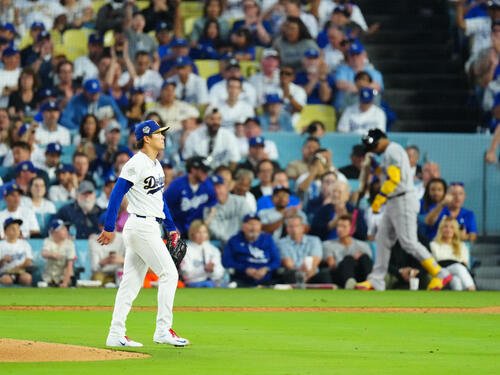 ドジャース対ダイヤモンドバックス　6回表ダイヤモンドバックスの攻撃を無失点に抑えファンの拍手を受けながら引き揚げる山本(撮影･垰建太)