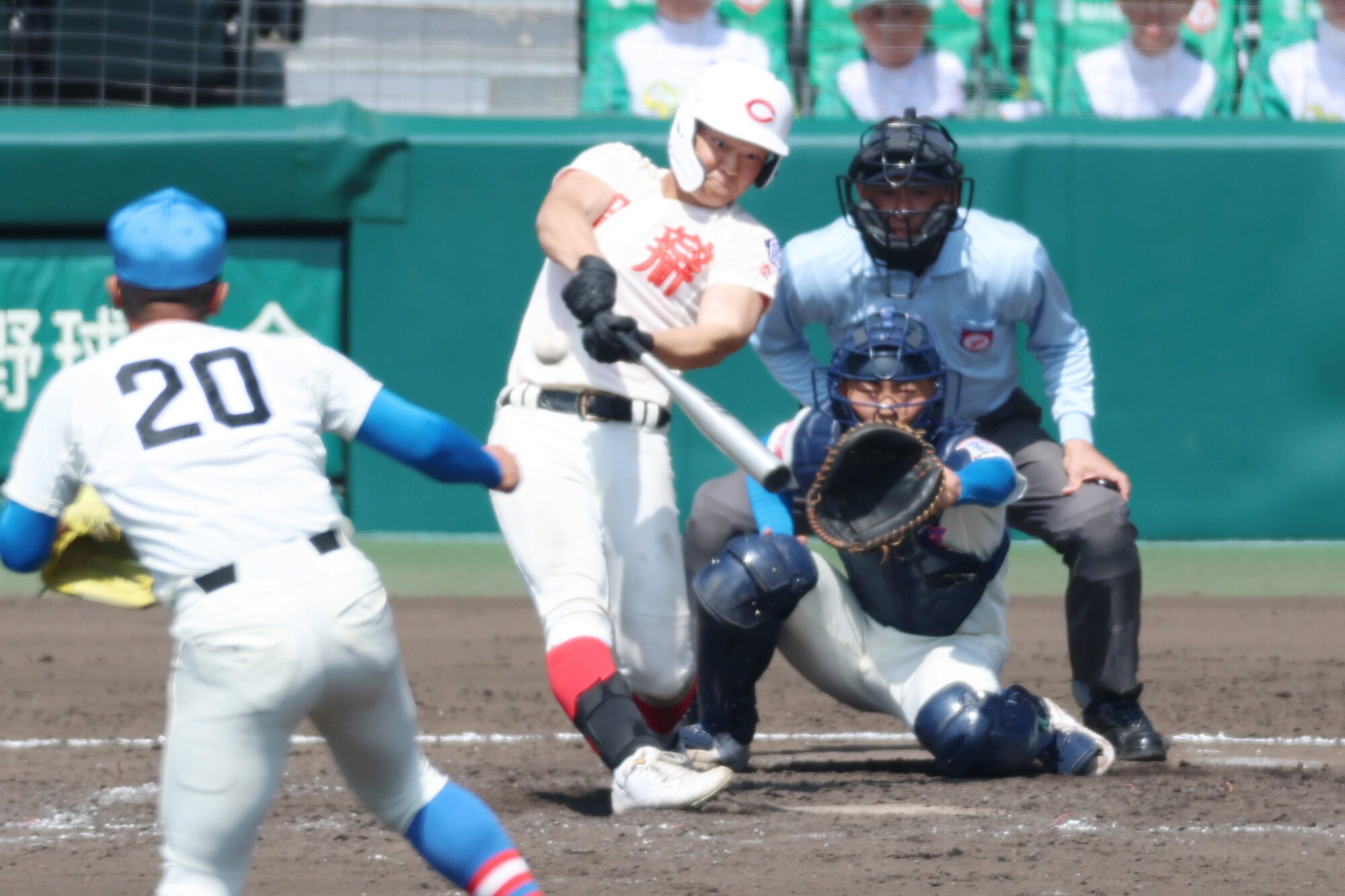 花咲徳栄―智弁学園　四回裏智弁学園2死一、二塁、逢坂は2点適時二塁打を放つ＝内海日和撮影