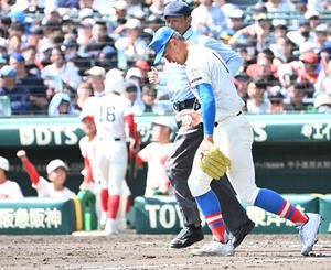 花咲徳栄対智弁学園　6回裏智弁学園2死一塁　八木颯人に適時打を放たれ肩を落とす花咲徳栄の黒川凌大(右)(撮影･石井愛子)