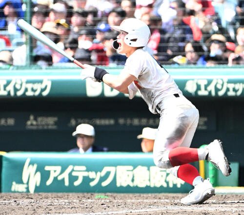 花咲徳栄対智弁学園　5回表智弁学園2死一、三塁志村叶大は逆転の適時打を放つ(撮影･石井愛子)