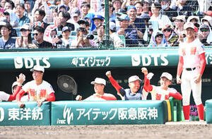 花咲徳栄対智弁学園　5回表智弁学園2死一、三塁志村叶大の逆転適時打に喜ぶ智弁学園ナイン(撮影･石井愛子)