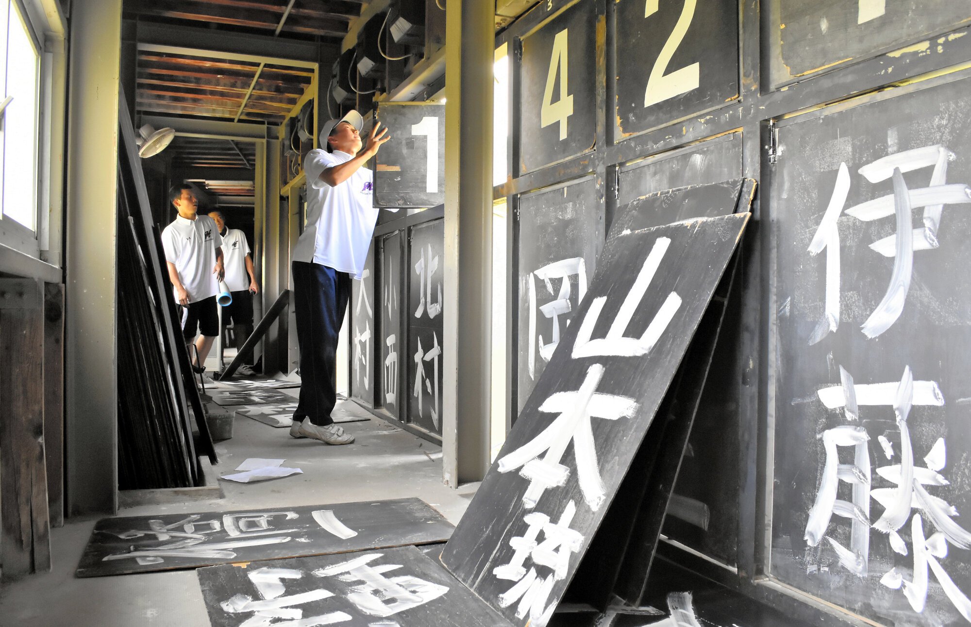 選手名が手書きされたスコアボードの黒板=2019年7月