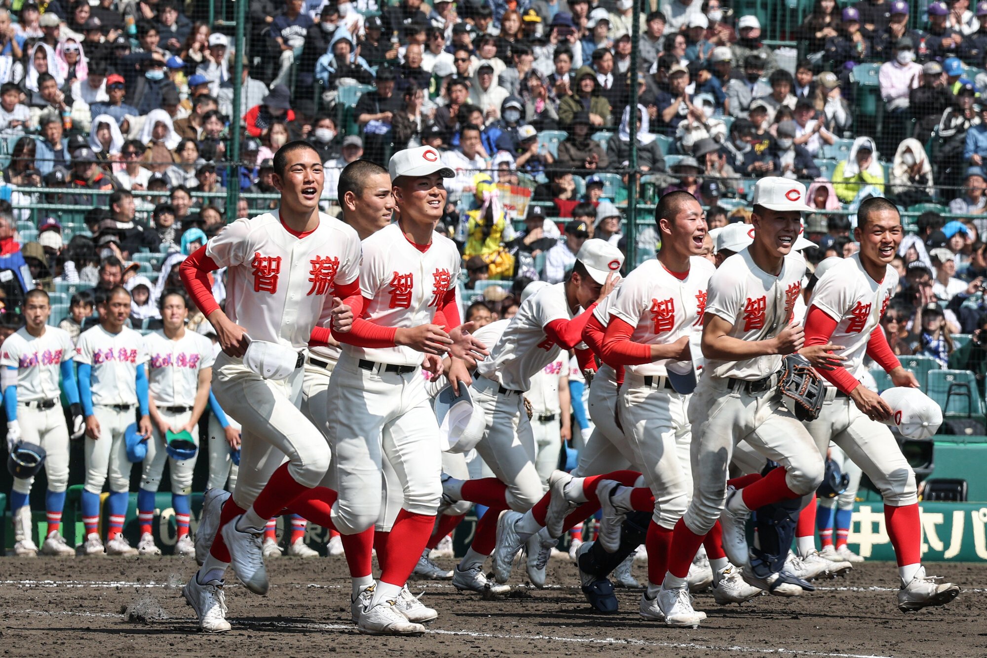 花咲徳栄―智弁学園　スタンドへあいさつをするため駆け出す智弁学園の選手たち=米田怜央撮影