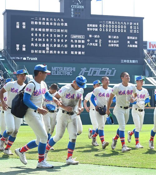 花咲徳栄対智弁学園　智弁学園に負け肩を落とす花咲徳栄ナイン(撮影･石井愛子)