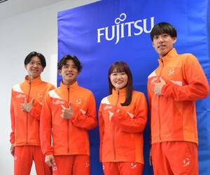 4月から富士通に入社する、左から伊藤、上原、柳井、小川(撮影･泉光太郎)