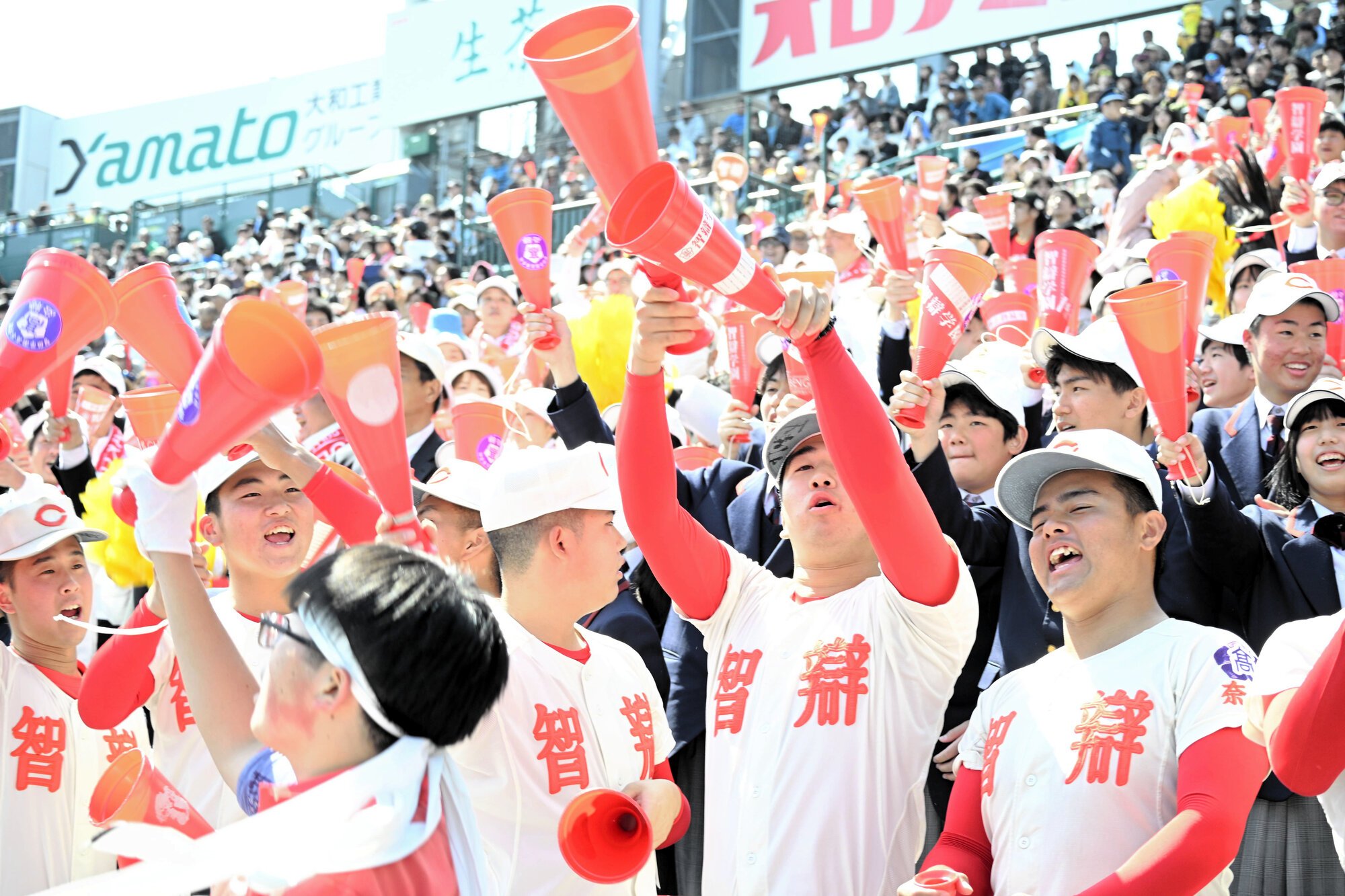 七回裏、得点圏に走者が出て喜ぶ智弁学園のアルプス席=2026年3月27日、阪神甲子園球場、三村悠撮影