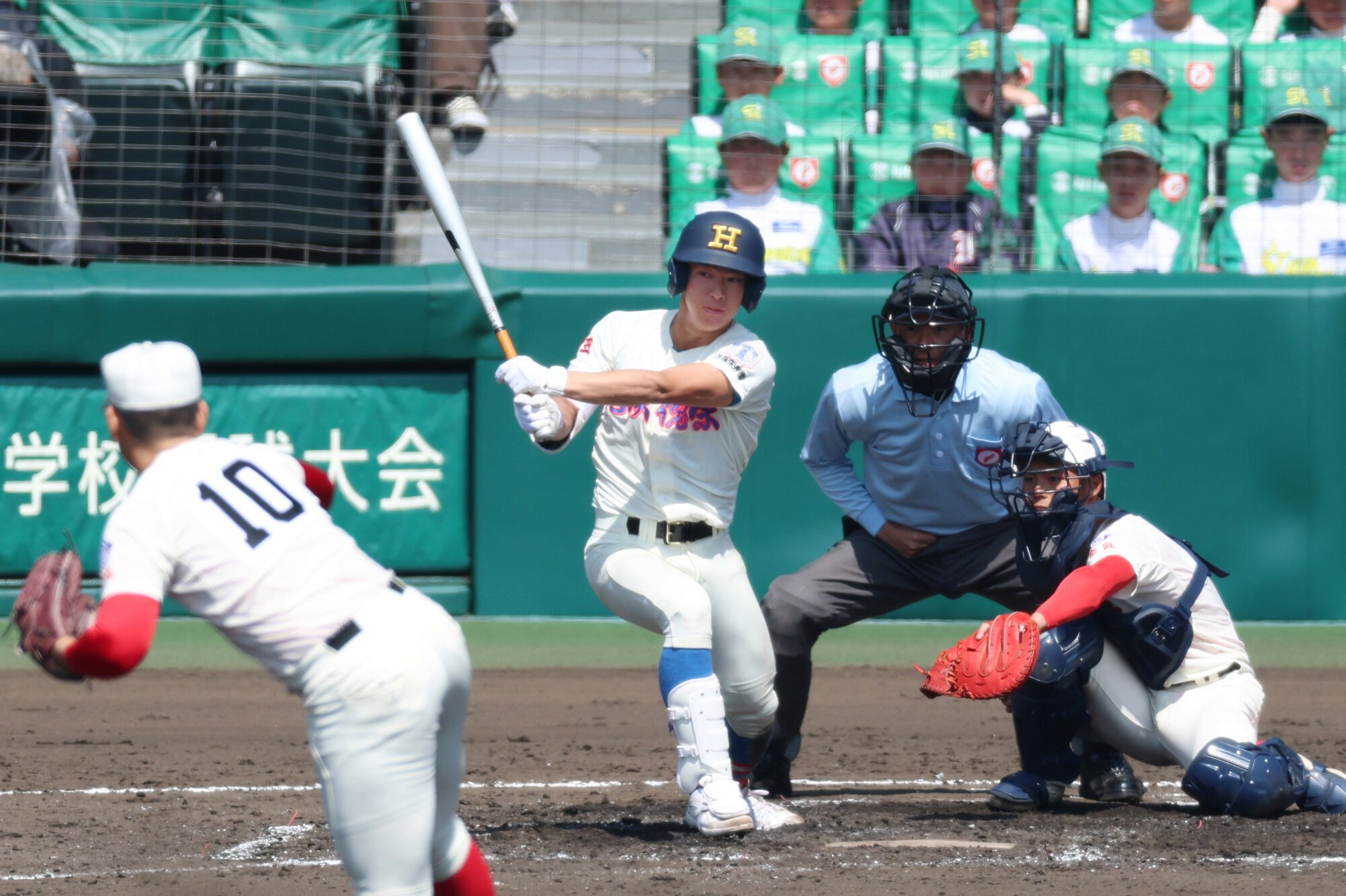 花咲徳栄―智弁学園　二回表花咲徳栄1死一塁、本田は右前安打を放つ＝内海日和撮影