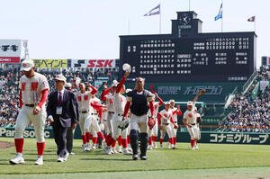 花咲徳栄対智弁学園　花咲徳栄に逆転勝利し応援団へあいさつを行った智弁学園ナイン(撮影･加藤哉)