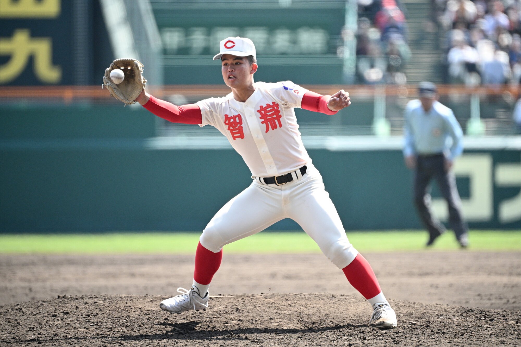 花咲徳栄―智弁学園　九回表花咲徳栄無死、奥野の投ゴロを好捕する杉本＝滝沢美穂子撮影