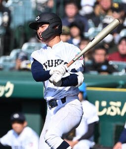 中京大中京対八戸学院光星　2回表中京大中京2死　田中大晴は左安打を放つ(撮影･石井愛子)