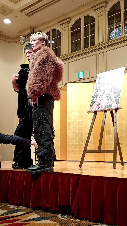 ｢俺の方が前だ｣とどんどん前に出て行ってしまって、スタッフに制止されるジョリー(左)と児玉兼慎